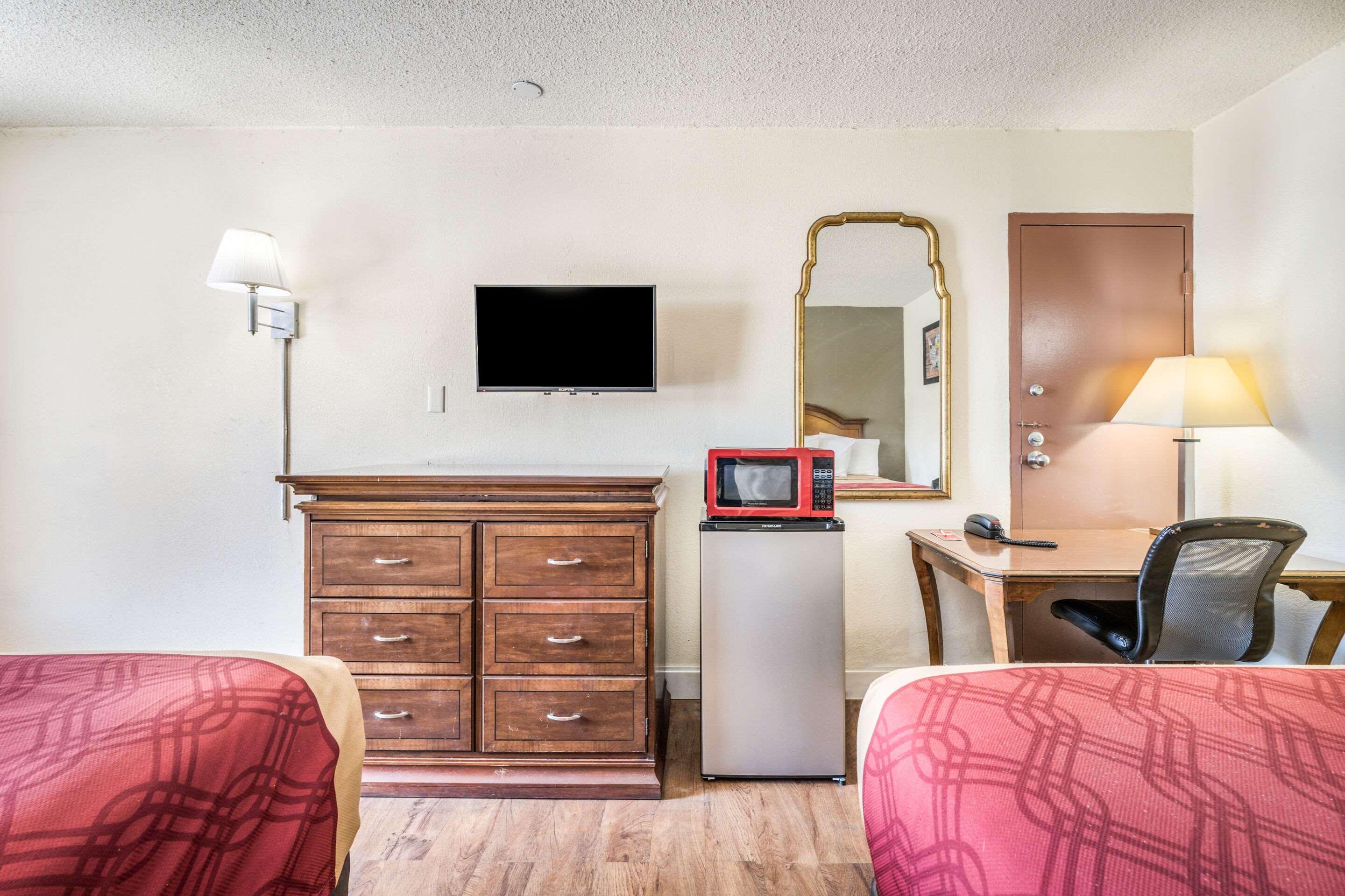 Econo Lodge Inn & Suites Macon Exterior photo