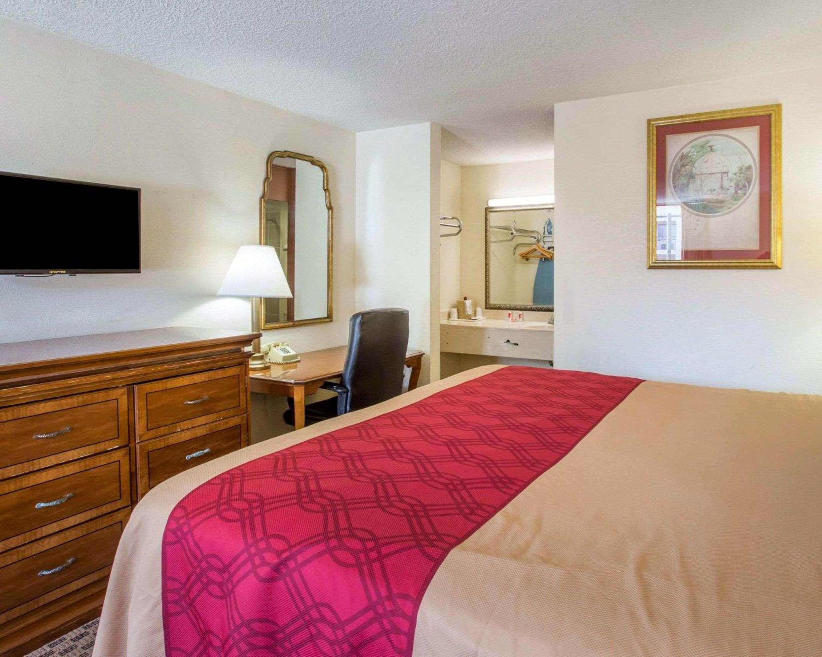 Econo Lodge Inn & Suites Macon Exterior photo