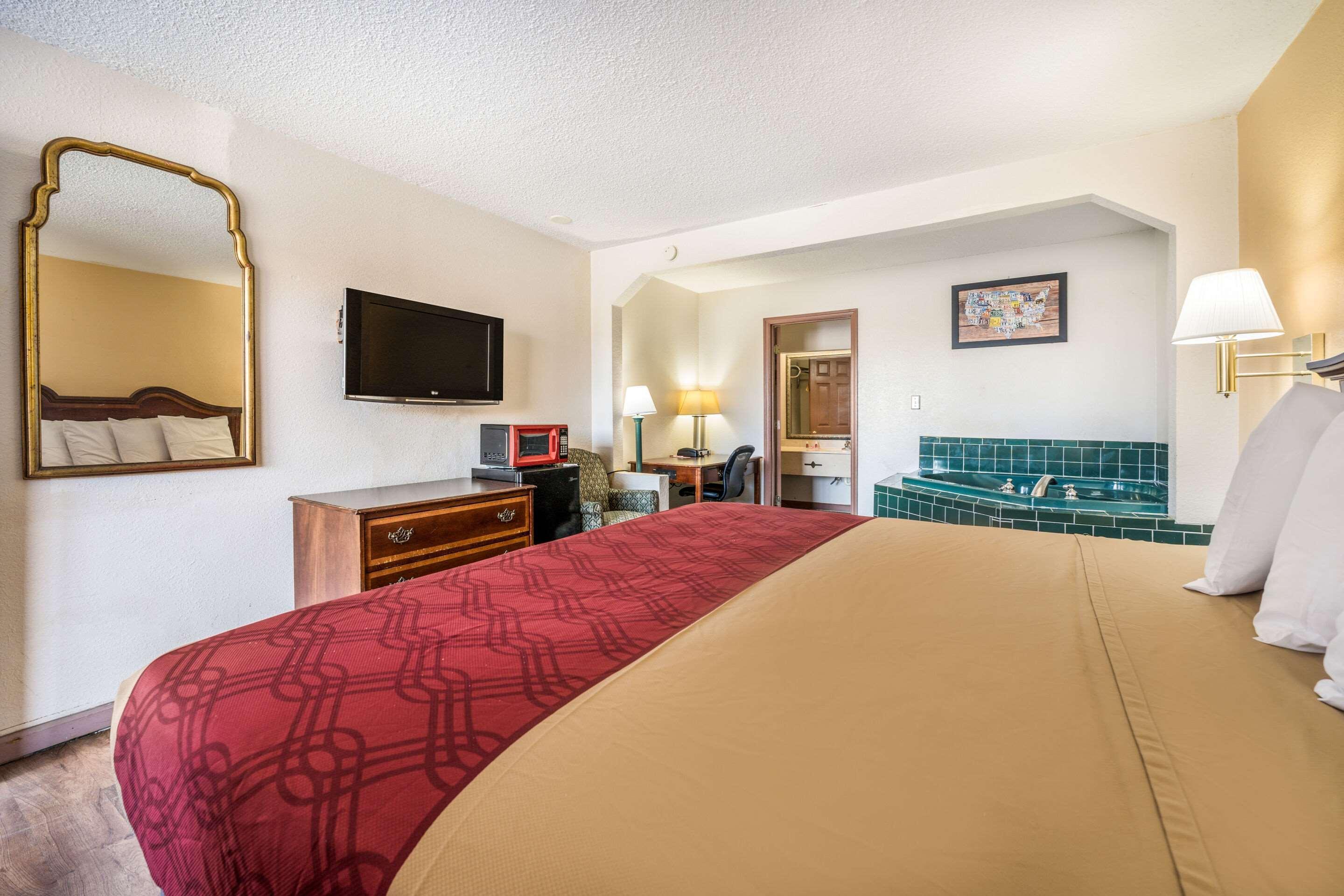 Econo Lodge Inn & Suites Macon Exterior photo