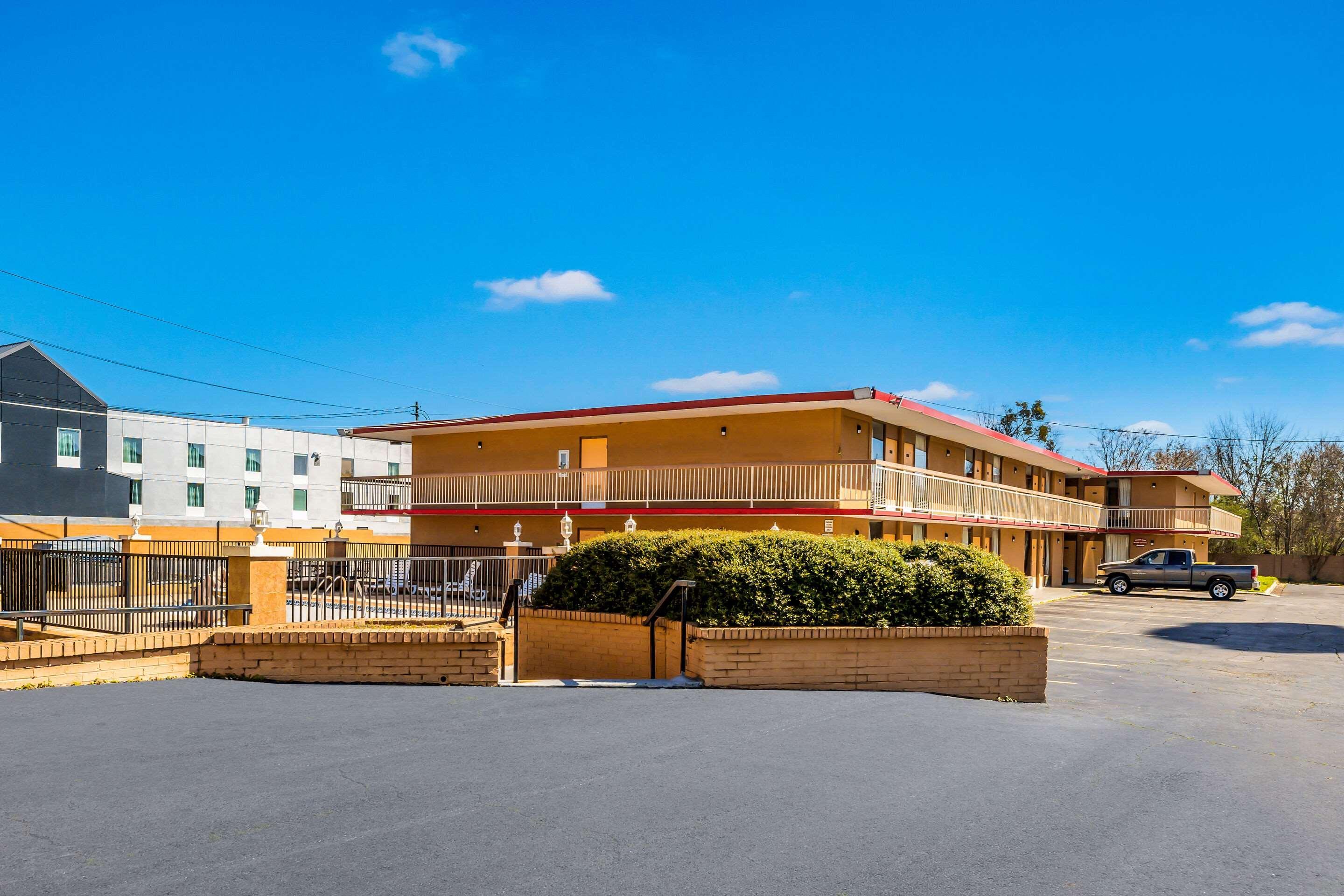 Econo Lodge Inn & Suites Macon Exterior photo