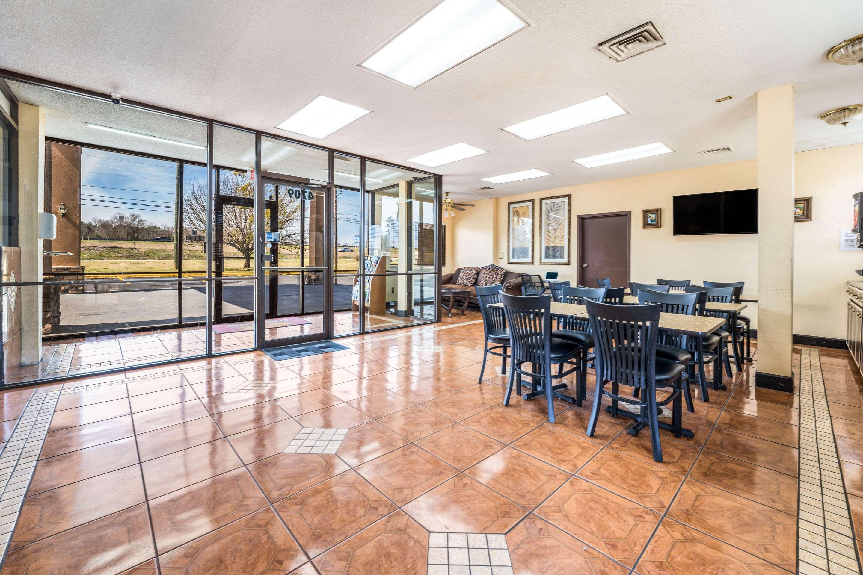 Econo Lodge Inn & Suites Macon Exterior photo